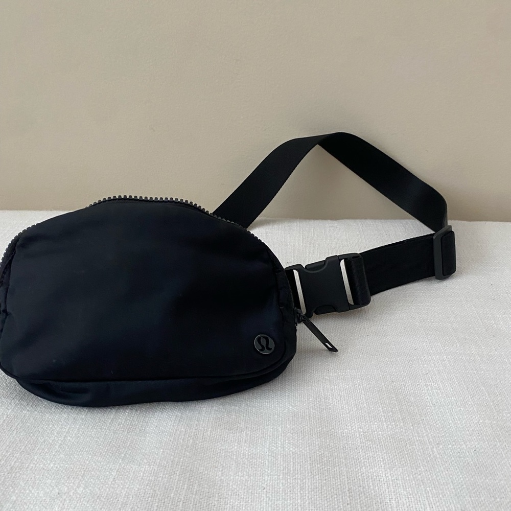 black lululemon crossbody/belt bag